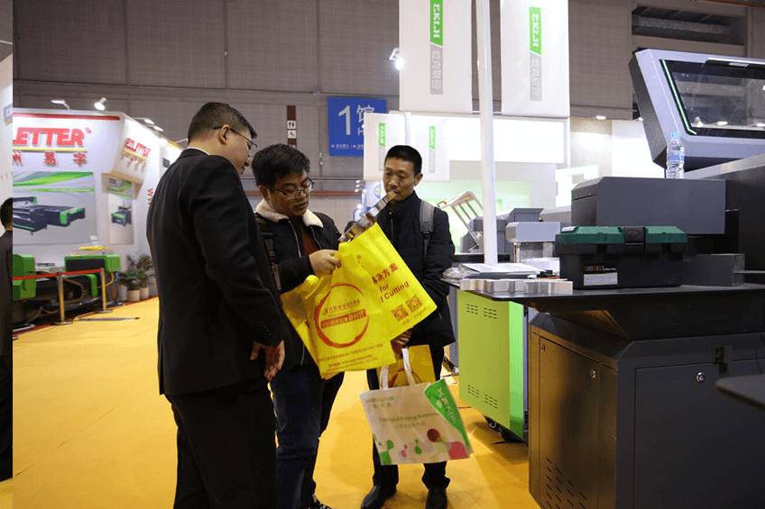 2019上海广告展，为客户展示ope体育电竞弯字机加工效果